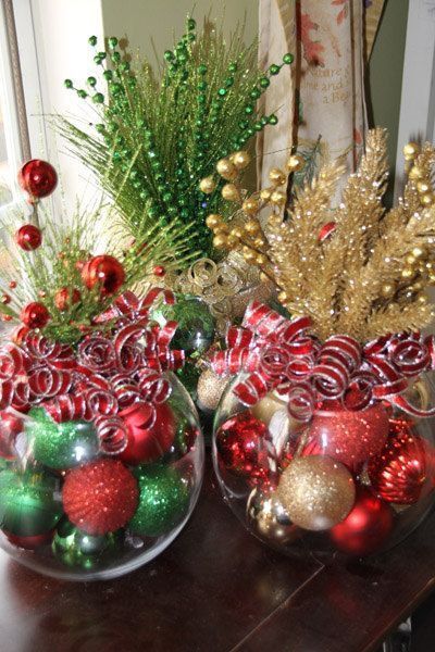 Colorful and creative Christmas table decor! Christmas Centers, Christmas Centerpieces Diy, Easy Christmas Diy, Christmas Pins, Noel Christmas, Christmas Table Decorations, Christmas Centerpieces, Christmas Deco, Christmas Joy