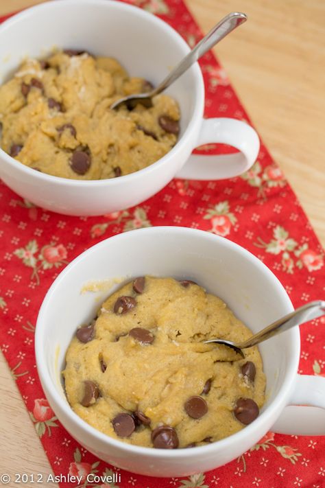 Chocolate Chip Cookie in a Cup Cookie In A Cup, Ramekin Recipes, Amazing Deserts, Cookie In A Mug, Jar Recipes, Frugal Recipes, Mug Recipes, Cookie Cups, In A Mug