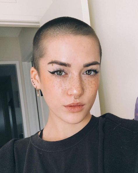 bald girl Buzzed Hair Women, Shaved Hair Women, Shaved Heads, Girls With Shaved Heads, Shaved Head Women, Buzzed Hair, Shave My Head, Bald Girl, Woman Shaving