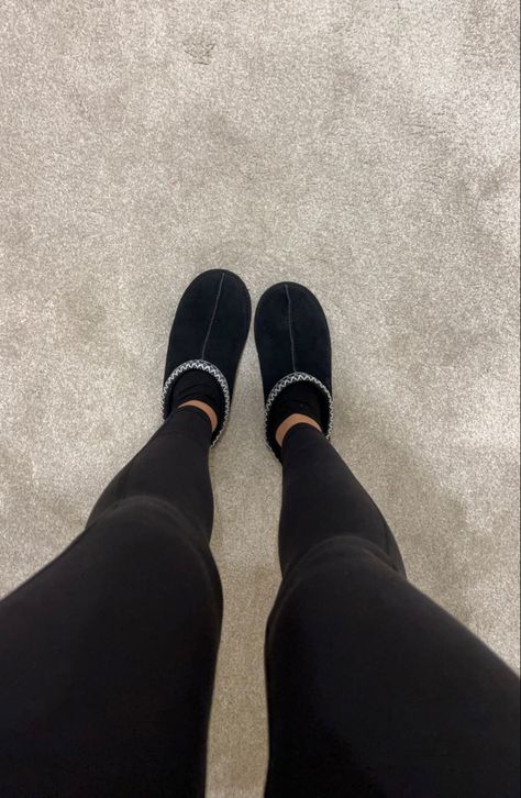 Ugg Slippers Tasman Black, Short Ugg Slippers, Ugh Slippers Black, Black Tasman Slippers Outfits, Outfits With Black Ugg Slippers, Black Tasman Uggs Aesthetic, Black Tazz Ugg Outfits, Black Ugg Tasman Outfit, Black Uggs Slippers