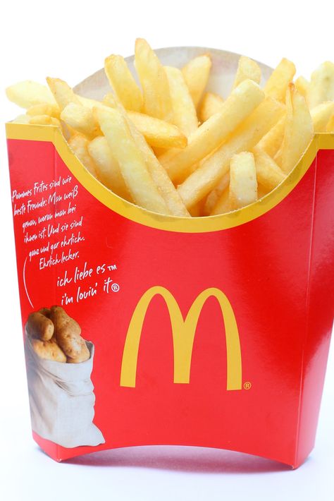 How To Make Delicious McDonald's Fries At Home Healthy Mcdonalds, Fries At Home, Mcdonald French Fries, Mcdonalds Fries, Free Mcdonalds, Yummy Fries, Zucchini Sticks, Large Fries, Crispy French Fries