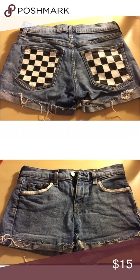 Painting On Jean Pockets, Custom Shorts Paint, Denim Shorts Painting, Jean Shorts Painting Ideas, Painting Shorts Ideas, Pinturas Em Shorts Jeans, Painted Shorts Ideas, Back Pocket Painting Jeans, Jean Pocket Painting