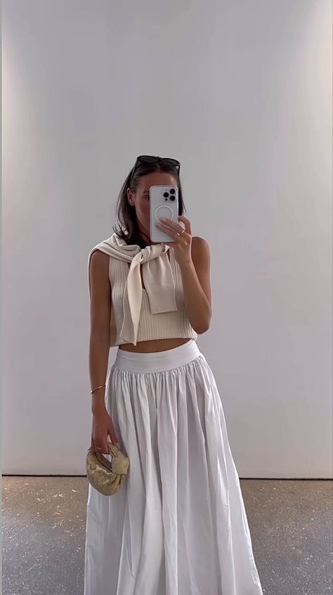 White Cotton Skirt Outfit, Fits Summer Aesthetic, Summer Outfits Italian, Aesthetic Sundress, Pack For Italy, Holiday In Italy, Vacation In Italy, Italian Summer Outfits, Italian Fashion Street