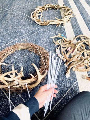 Deer Antler Light Fixture Diy, Ways To Display Antler Sheds, Antler Sheds Ideas, Deer Antler Christmas Wreath, Diy Antler Wreath, Antler Diy Decor, How To Make A Deer Antler Wreath, Deer Antler Wreaths, She’d Antler Display