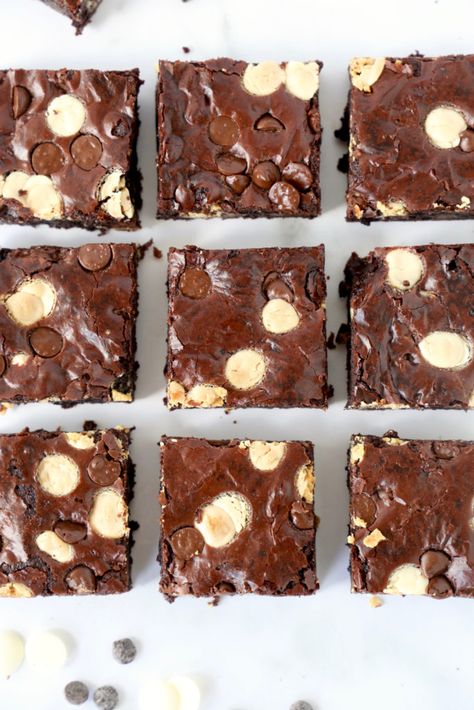 Brownies With White Chocolate Chips, Brownies With White Chocolate, White Fudge, Fancy Deserts, White Brownies, Homemade Truffles, Blondie Brownies, Decadent Cakes, Chocolate Filling