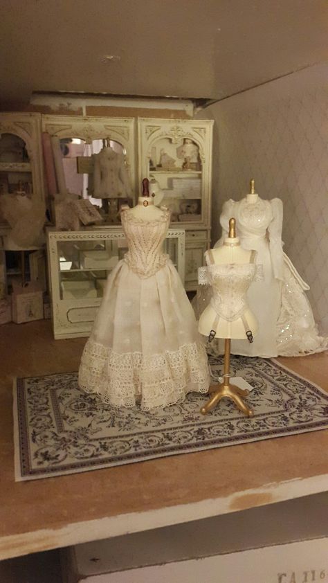 Miniature Clothes, Dollhouse Clothes, Miniature Dress, Mini Doll House, Doll House Crafts, Dollhouse Projects, Dollhouse Miniatures Diy, House Clothes, Dolls House Interiors