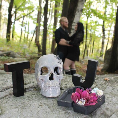 Horror engagement photo Spooky Engagement Announcement, Spooky Proposal Ideas, Engagement Photos Spooky, Horror Engagement Photos, Halloween Engagement Photos, Goth Engagement Photos, Spooky Engagement Photos, Halloween Engagement Pictures, Gothic Engagement Photos