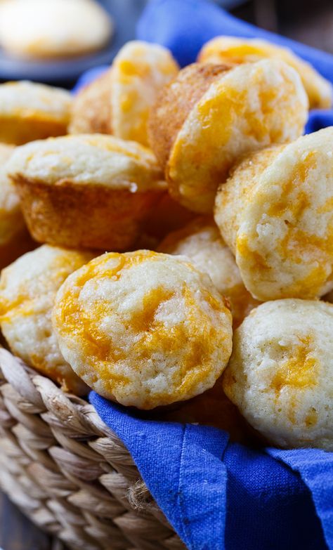 Jim 'N Nicks Cheese Biscuits copycat Restraunt Recipes, Jim N Nicks, Cheesy Biscuits, Biscuits Gravy, Spicy Southern Kitchen, Cheesy Biscuit, Thanksgiving Foods, Filipino Recipe, Copy Cats