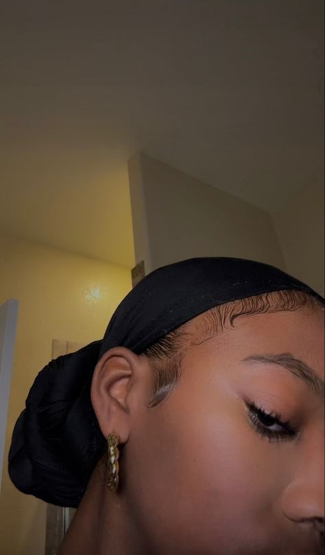 Head Wrap Low Bun, Low Headwrap Styles, Headwrap Styles For Short Hair, Head Wrap Bun, Head Wrap Outfit, Headscarf Bun, Doek Styles, Black Headwrap, Christian Veiling