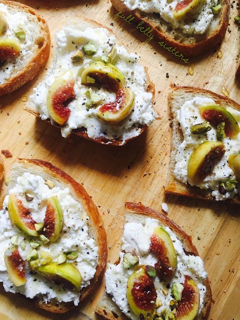 Fig Appetizer, Tomato Appetizers, Winter Appetizers, Fig Spread, Roasted Figs, Sweet Appetizer, Crostini Recipes, Honey Toast, Healthy Appetizer Recipes