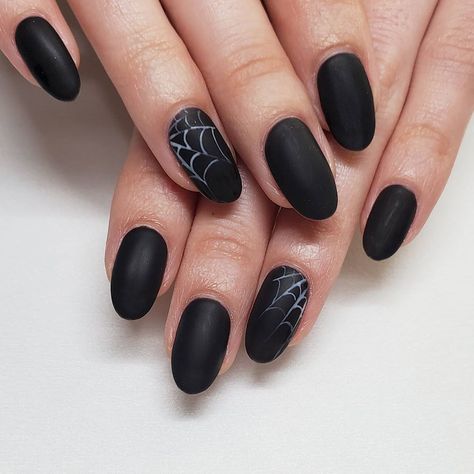 Halloween Sns Nails Ideas, Dip Powder Nails Matte Black, Classy Black Halloween Nails, Sns Black Nails Designs, Black Halloween Dip Nails, Black Nails With Pumpkin Design, Black Sparkle Halloween Nails, Halloween Dip Nails Ideas Black, Black Matte Nails Halloween