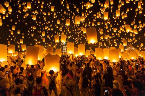 Yi Peng Festival, Chiang Mai Thailand Flying Lanterns, Floating Lantern Festival, Thailand Bucket List, Spring Lanterns, Paper Lantern Lights, Floating Lanterns, Celebration Around The World, Endless Night, Sky Lanterns