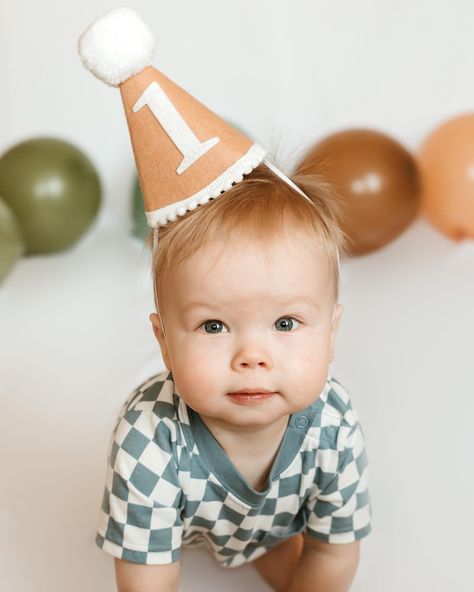 Timeless First Birthday Photo, 1st Birthday Diy Photoshoot, 1st Birthday Home Photoshoot, Cake Smash Poses, 1st Birthday Portraits, One Year Old Indoor Photoshoot, First Birthday Photoshoot Studio, Simple Boy Cake Smash, 1st Birthday Studio Photo Shoot Ideas