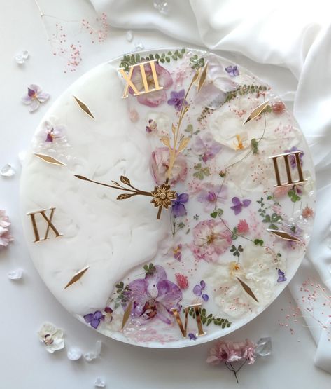 This Unique Wall Clock  Floral Apartment Decor perfectly blends two popular resin techniques - the elegant silk effect and the timeless charm of dried flowers. Each clock is a one-of-a-kind artwork, perfect for adding a touch of nature-inspired elegance to any room.  Silent mechanism ensures peaceful timekeeping. Perfect Gift: Ideal for birthdays, anniversaries, weddings, and housewarming gifts! DETAILS OF RESIN CLOCK: - Size is 13.77 inches (35 cm) - on photos. - Customize handmade clock with y Resin Art Unique Ideas, Resin Art For Birthday Gift, Flower Resin Clock, Epoxy Resin Wall Clock, Resin Clock With Flowers, Resin Epoxy Crafts, Resin Art Ideas Dried Flowers, Floral Resin Art, Resin Unique Ideas