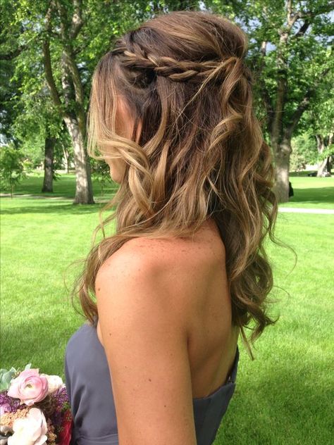 wavy half updo with a braid and volume and with ombre coloring for a more interesting look Elise Trouw, Bridesmaids Hairstyles, Medium Length Curls, Braided Half Updo, Wedding Hairstyles For Medium Hair, Diy Wedding Hair, Wedding Hairstyles Medium Length, Long Layered Haircuts, Trendy Wedding Hairstyles