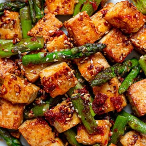 Asparagus and Tofu Stir Fry - Vegan Tempeh Dishes, Vegan Mushroom Soup, Asparagus Stir Fry, Easy Stir Fry Recipes, Asparagus Fries, Recipes Asian, Mushroom Soup Recipes, Tofu Stir Fry, Vegan Tofu