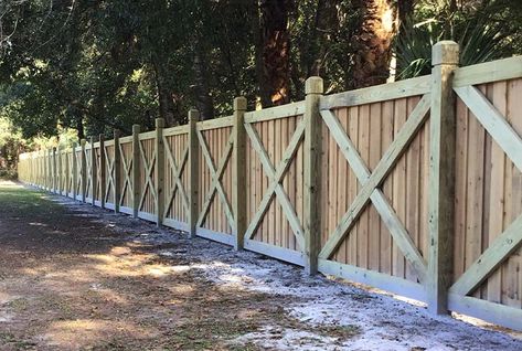 Farm Privacy Fence, Farmhouse Privacy Fence Ideas, Rural Privacy Fence Ideas, Country Privacy Fence, Farmhouse Privacy Fence, Privacy Fence Ideas Front Yard, Front Of House Landscape Ideas Farmhouse, Farmhouse Fence Ideas, Montana Backyard