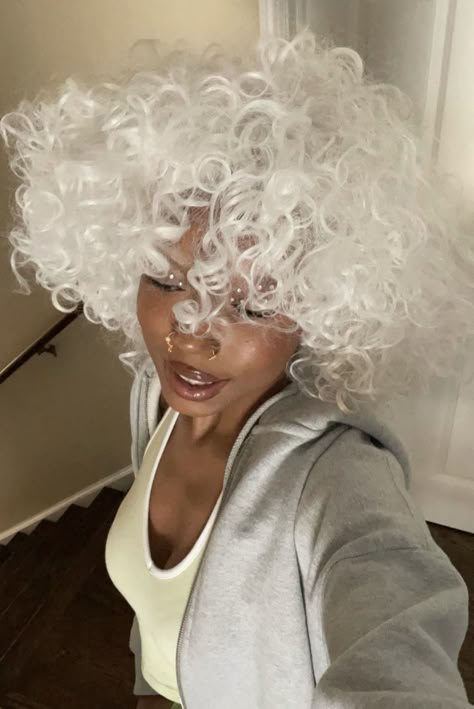 White Afro Hair Black Women, White Hair Curly, Curly White Hair, Bleach Hair Ideas, White Curly Hair, White Afro, Cloud Hair, Bleach Hair, White Hair Color