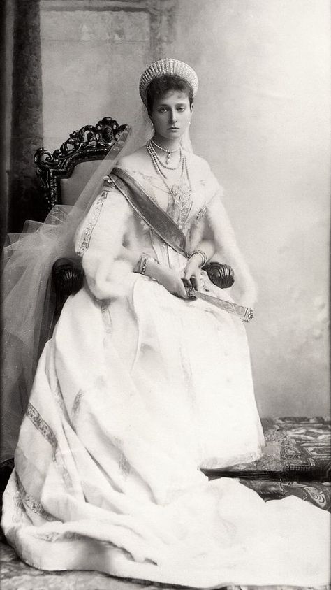 Czarina Alexandra of Russia Historical Crowns, Empress Alexandra Feodorovna, Empress Alexandra, Improve Appearance, Coronation Dress, Creaturi Mitice, Nicolas Ii, House Of Romanov, Alexandra Feodorovna