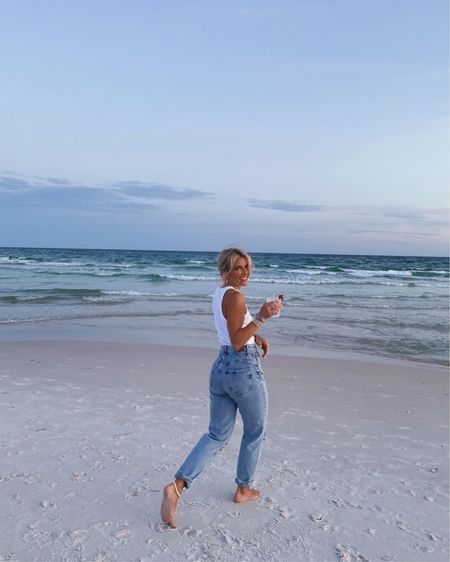 Jordan And Kemper, Surfergirl Style, Beach Mom, Cute Beach Pictures, Estilo Hipster, Beach Instagram Pictures, Beach Ootd, Beach Poses By Yourself, Summer Poses