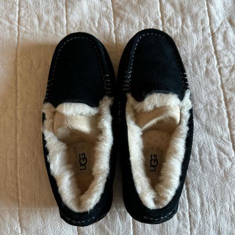 Brand New And Still In The Box! Box May Show Some Damage From Being Stored But Shoes Are In New Condition. Women’s Size 5. Moccasins Women, Womens Uggs, Ugg Shoes, Shoe Brands, The Box, Moccasins, Black And Brown, Women Shoes, Brand New