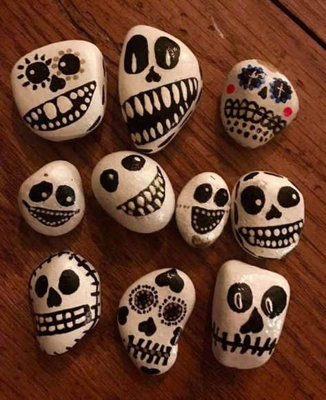 Halloween Rock Painting Ideas, Halloween Rock Painting, Veselý Halloween, Halloween Fest, Diy Rock Art, Halloween Rocks, Rock Painting Ideas, Painted Rocks Craft, Painted Rocks Diy