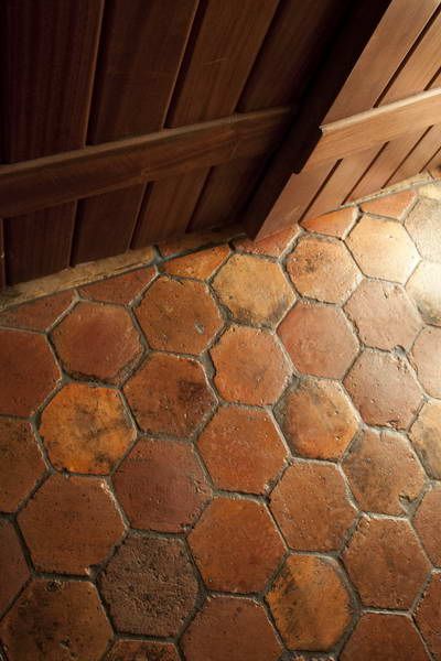 These rustic, dark red and brown reclaimed antique French Terracotta “tomettes” tiles are salvaged from the northern parts of France from old monasteries, barns and industrial buildings… Terracotta Flooring, Terracotta Floor Tiles, Trendy Kitchen Tile, Mediterranean Living Room, French Terracotta, French Oak Flooring, Mediterranean Living, Red Floor, Terracotta Floor