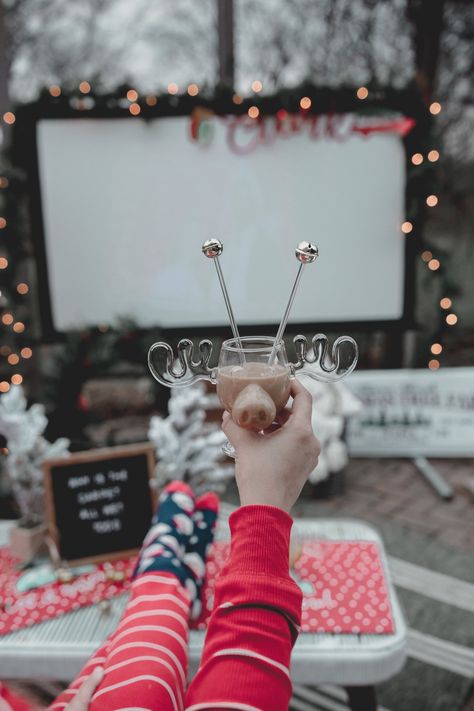 Outdoor Christmas Movie Night, Backyard Christmas Party, Christmas Movie Night Ideas, Movie Night Tickets, Movie Night Basket, Outdoor Movie Party, Christmas Party Decorations Diy, Outdoor Christmas Party, Movie Night Ideas