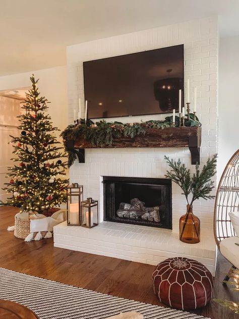 Lantern Decor Fireplace, Lanterns On Fireplace, Lantern Fireplace Decor, Farmhouse Christmas Mantle, Relaxing Home Decor, Farmhouse Mantle, Lanterns Fireplace, Christmas Colour Schemes, Christmas Tree And Fireplace