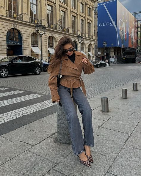 European Winter Fashion, Beige Jacket Outfit, European Fashion Winter, Fall Jackets Outfit, Suede Jacket Outfit, Jacket Outfit Ideas, Tennis Skirt Outfits, European Winter, Cute Golf Outfit