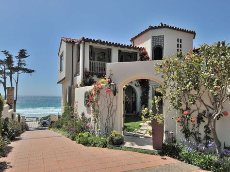 House on the beach in Carmel, CA: I want to live here and wake up to this every morning. Spanish Beach House, California Beach House, Carmel Ca, Dream Beach Houses, Spanish Style Home, Casas Coloniales, Spanish Style Homes, Hacienda Style, Mediterranean Home