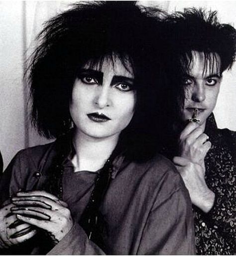 Siouxsie & Robert Smith Siouxsie And The Banshees, Siouxsie Sioux, Goth Bands, Goth Music, Goth Subculture, Robert Smith, Gothic Rock, Morrissey, Punk Bands