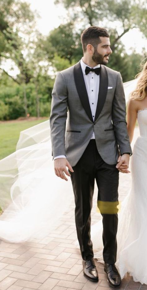 Tucsido Groom, Tuxedo For Men Wedding Classy Grey, Black Groom Suit With Grey Groomsmen, Grey Tuxedo For Men, Dark Gray Wedding Suit, Grey And Black Groomsmen Suits, Wedding Suits Groom Grey Charcoal, Groom Suit Charcoal Grey, Wedding Tuxedo For Men Groom Style