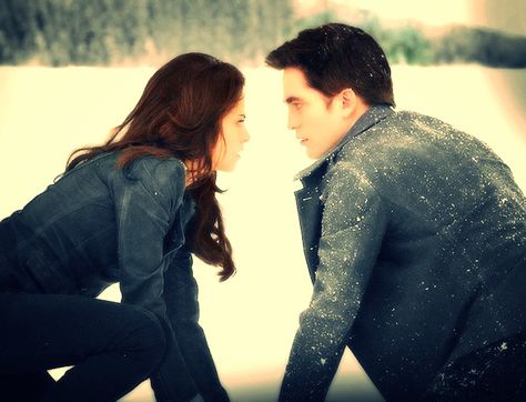 Edward and Bella Cullen in the snow... Twilight Aesthetic Breaking Dawn Part 2, Breaking Dawn Part 2 Aesthetic, Twilight Breaking Dawn Part 2 Aesthetic, Bella Swan Breaking Dawn Part 2, Breaking Dawn Aesthetic, Twilight Breaking Dawn Part 2, Bella Y Edward, Twilight Fanfiction, Edward And Bella