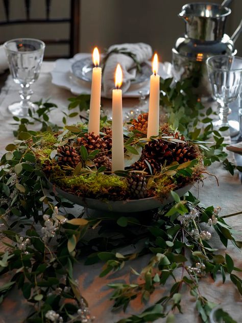 Christmas Centrepiece Ideas, Christmas Centre Pieces, Thanksgiving Table Decor Ideas, Christmas Greens, Thanksgiving Table Decor, Sustainable Christmas, Front Porch Christmas Decor Ideas, Christmas Table Centerpieces, Porch Christmas Decor Ideas