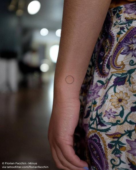 Small Circle Tattoo Placement, Tattoo Circle, Eclipse Tattoo, Small Star Tattoos, Cute Henna Tattoos, Petit Tattoo, Circle Tattoos, Circle Tattoo, Explore Tattoo