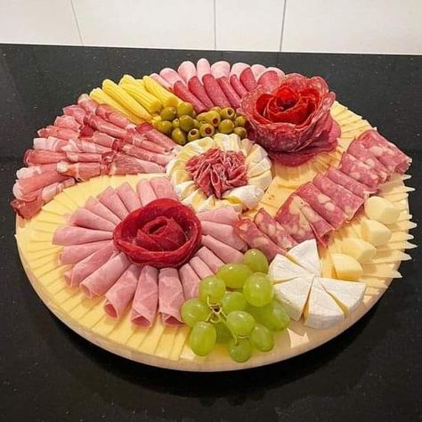 Cocktails And Canapes, Amazing Food Platters, Decorações Com Comidas, Appetizer Platters, Amazing Food Decoration, Catering Ideas Food, Party Food Buffet, Charcuterie Inspiration, Party Food Platters