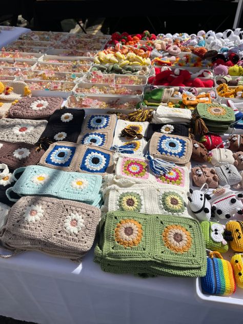 Crochet Store Display, Market Crochet Ideas, Crochet Booth, Crochet Craft Fair, Crochet Store, Crochet Cozy, Crochet Storage, Crochet Shop, Crochet Business