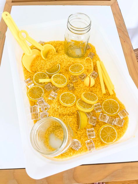 Sensory bin for kids for summer! Make a lemonade stand Lemonade Art Preschool, Lemonade Stand Preschool, Lemonade Sensory Bin, Lemon Activities For Kids, Lemonade Stand For Kids, Food Art Lunch, Summer Activity For Kids, Preschool Tables, Toddler Sensory Bins