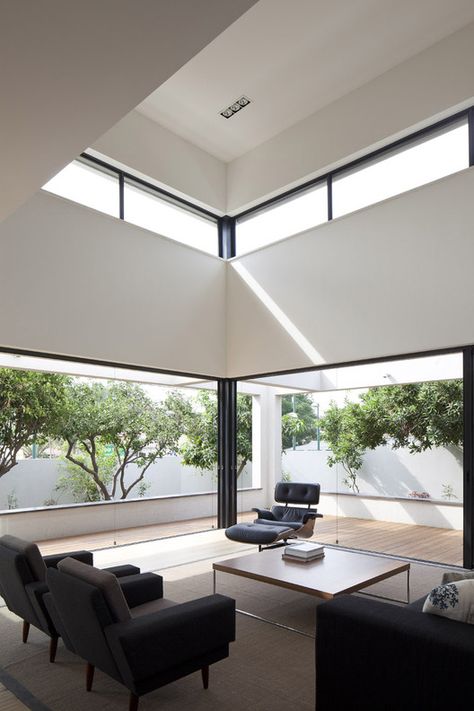 G House / Paz Gersh Architects,© Amit Giron Clerestory Windows, Hus Inspiration, Beautiful Interior Design, Design Del Prodotto, Minimalist Living, Window Design, Baseboards, Modern Family, Beautiful Interiors