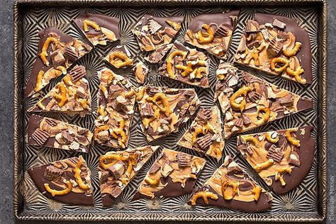 Satisfy your sweet tooth with sweet and salty Chocolate Peanut Butter Pretzel Bark with peanut butter cups. Make it as a gift or keep it all to yourself. Peanut Butter Pretzel Bark, Peanut Butter Bark Recipes, Chocolate Fudge Recipes, Peanut Butter Chocolate Bark, Pretzel Bark Recipes, Peanut Butter Bark, Pretzel Bark, Christmas Baking Cookies, Candy Bark