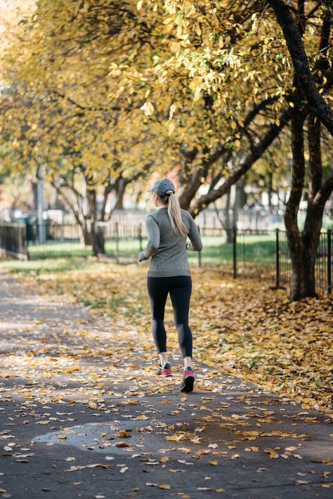 10 Workout Tips for Staying Fit Over the Holidays — bows & sequins Post Run Stretches, Best Running Gear, Gym Plans, Marathon Training Plan, Staying Fit, Morning Running, Sweat It Out, Running Gear, Marathon Running