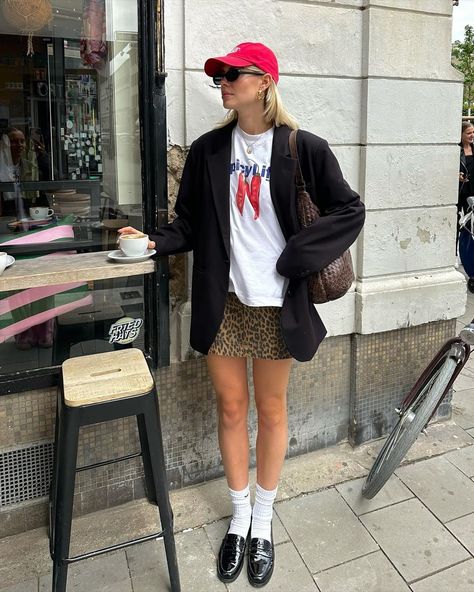 ________ @ya_______i 🤍 @Linda.sza ❤️🐆 #styles #streetstyle #fashioninspo #fashioninspiration #stylinginspiration #ootdinspo #stylinginspo #fahionblogger #outfitinspiration #fashionblog #outfitinspo #leopard #leopardskirt Loafers Outfit Ideas, London Spring Outfit, Mini Shorts Outfit, Linda Sza, London Outfit Ideas, London Clothes, Cute Overalls, Loafer Shoe, London Kensington