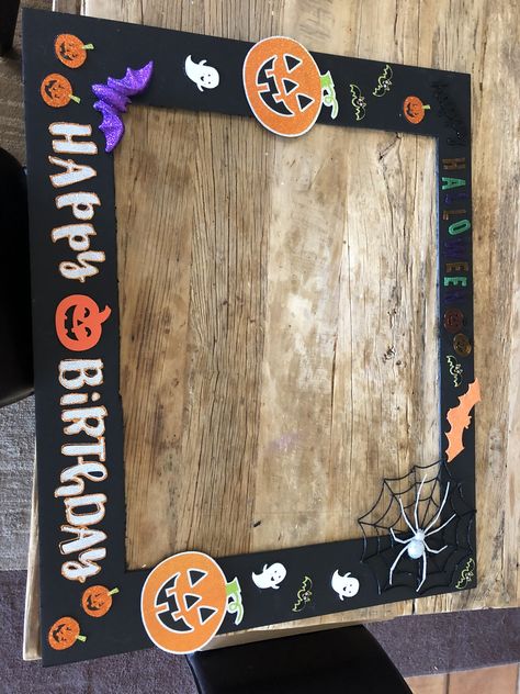 Diy Halloween Photo Booth Frame, Halloween Photo Booth Frame, Halloween Frames Diy, Diy Halloween Picture Frames, Painel Halloween, Diy Halloween Pictures, Halloween Photo Frames, Marcos Halloween, Halloween Picture Frames