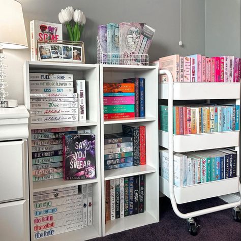 Book Corner Ideas Bedroom, Book Girlies, Bookshelf Aesthetic, Bookshelf Inspiration, Book Cart, Bookshelves In Bedroom, Mini Library, Book Corner, Prettiest Celebrities