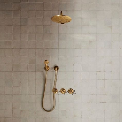 Handcrafted Solid Brass Shower System with Handheld and 8" shower Head. Upgrade your bathroom to a spa-like sanctuary with our handcrafted solid brass shower system with handheld shower. Built-in Valve is included. Features : - Mounting hardware included : Yes - Finishes available: Unlacquered Brass/ Nickel/ Oil Rubbed/ copper - Customization: Yes - Head shower diameter: 8 inches - Reach of the arm extension: 15" (customizable) - Material : Unlacquered Brass Warranty: 5 Years including replacements parts. Express shipping (DHL/UPS) is offered for Free For any requests or suggestions feel free to contact us Antique Brass Hardware Bathroom, Antique Brass Shower Head, Exposed Shower Fixture, Aged Brass Shower Fixtures, Brass Shower Fixtures, Brass Shower System, Shower System With Handheld, Shower Options, Brass Bathroom Fixtures