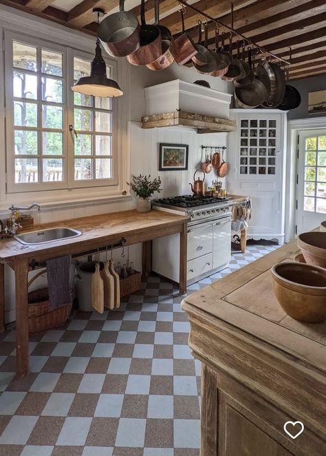 Schoolhouse Kitchen, European Farmhouse Kitchen, Farmhouse Build, Unfitted Kitchen, French Country Kitchens, Freestanding Kitchen, Decor Shabby Chic, Farm Kitchen, French Country Kitchen