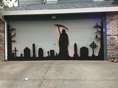 Halloween Garage Door Silhouette Garage Door Halloween Decor, Halloween Garage Door, Halloween Garage, Halloween Diy Outdoor, Casa Halloween, Halloween Decorations Diy Outdoor, Diy Halloween Decor, Adornos Halloween, Halloween Window