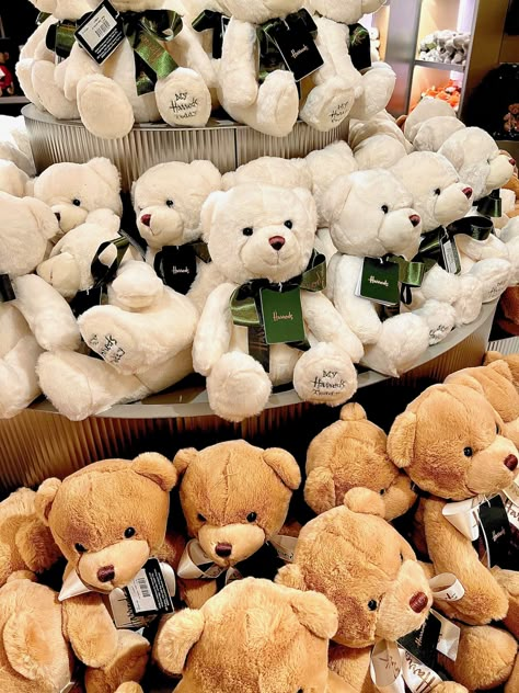 Discover the world-famous Harrods Teddy Bears! Harrods Teddy Bear, Harrods Bear, Teddy Bear Shop, Harrods London, Stamp Of Approval, London Vacation, London Shopping, Bear Shop, Visit London