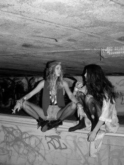 Hippies Hanging Out Summer Tumblr Aesthetic, Chillin Killin, Dorcas Meadows, Grunge Kids, Mary Macdonald, Marlene Mckinnon, 70s Summer, Look Grunge, Young Wild Free